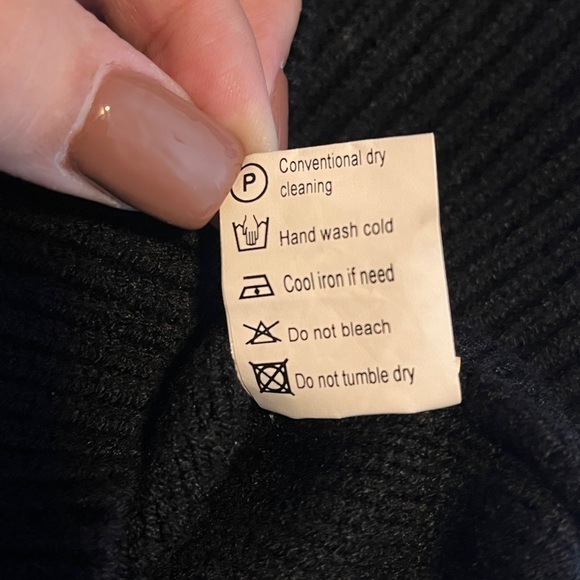 Women’s Black Cable Knit Sweater Vest Medium - Picture 7 of 7